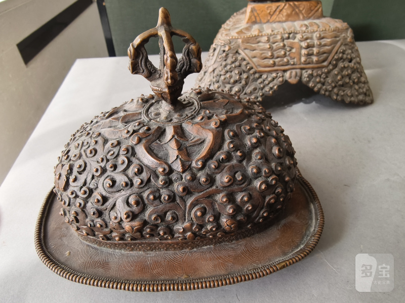 A COPPER EMBOSSED KAPALA WITH COVER ON STAND - 图20